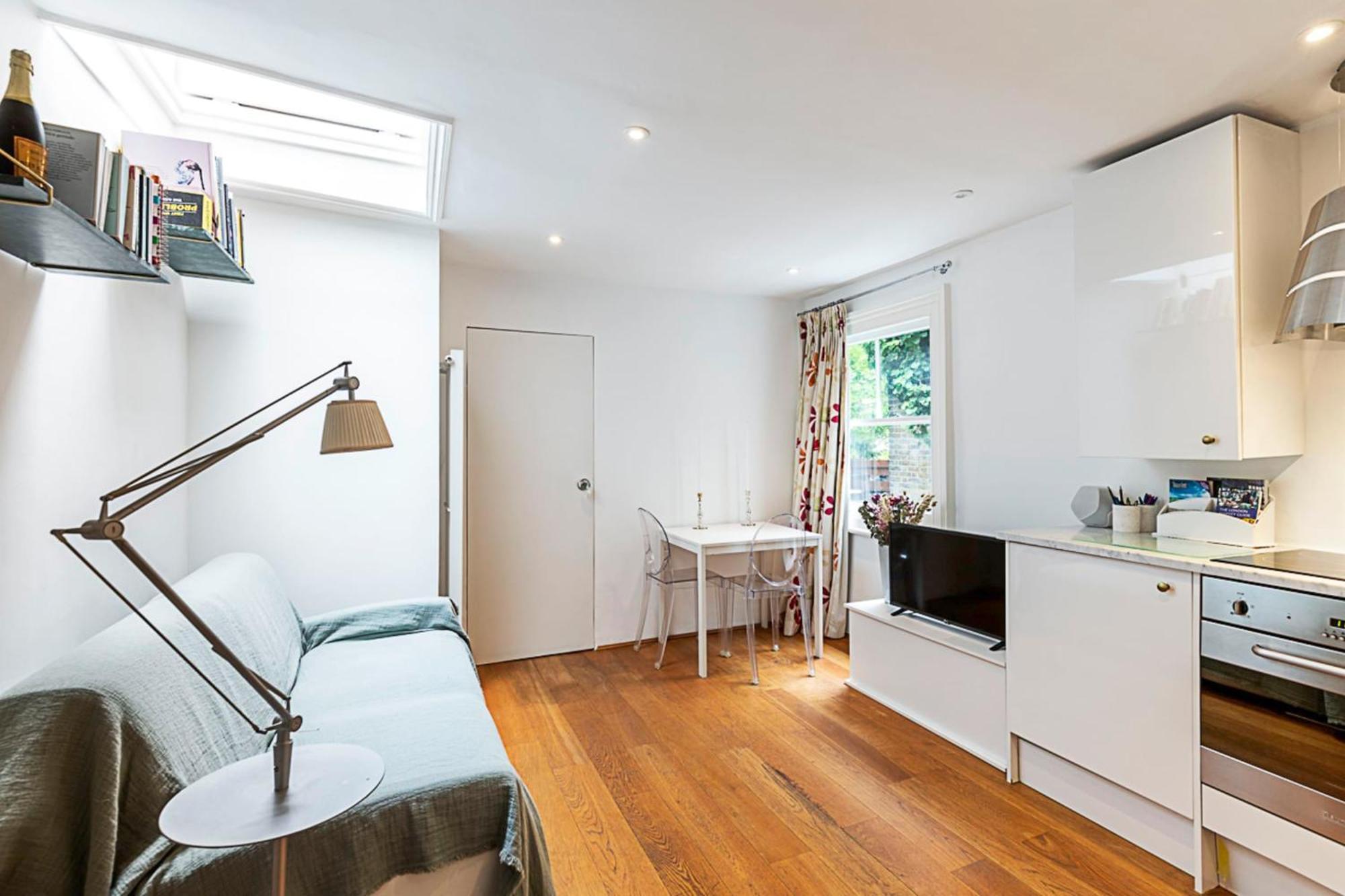 Parsons Modern One Bedroom Flat *
